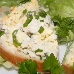 Kanapka z pastą jajeczną, majonezem i szczypiorkiem na liściach sałaty. Idealna na szybkie śniadanie, gdy wiesz, jak zrobić pastę jajeczną.