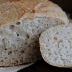 Puszysty, domowy chleb bezglutenowy, który zawsze się udaje. Idealny na kanapki i tosty.