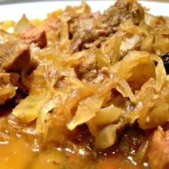 Pyszny bigos, tradycyjne polskie danie. Idealny bigos przepis na obiad.