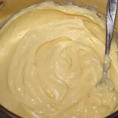 Gładki, kremowy krem patissiere w garnku, gotowy do użycia w deserach.