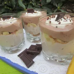 Pyszny deser z bananów w szklankach, przełożony kremem, biszkoptami i czekoladą. Idealny na letnie popołudnie.