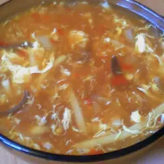 Gorąca zupa po pekińsku, pełna kawałków warzyw i jajka, kusi aromatem.