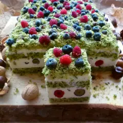 Ciasto leśny mech na dużą blachę z serkiem mascarpone, udekorowane malinami i borówkami. Wygląda jak leśna polana.