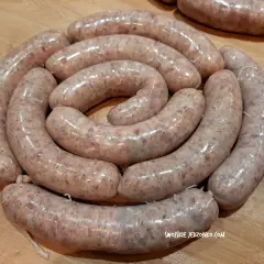 Świeża biała kiełbasa ułożona w okręgu, gotowa na przepis na 3 kg. Idealna na świąteczny stół.