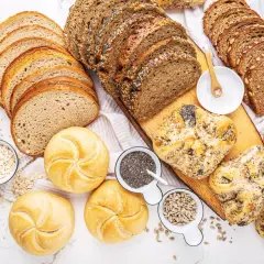 Różne rodzaje pieczywa, od kromek chleba po bułeczki, pokazują, że gluten to główny składnik wielu wypieków.