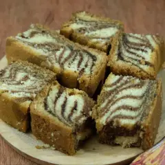 Kawałki ciasta zebra z czekoladowymi i waniliowymi pasami, jak na stary przepis.