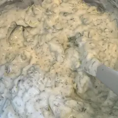 Kremowy sos z koperkiem i ogórkiem, idealny do grillowanych mięs. Tak właśnie wygląda gotowy sos, gdy chcesz wiedzieć, jak zrobić tzatziki.