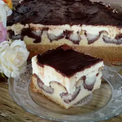 Ciasto Fale Dunaju, stary przepis babci. Warstwy biszkoptu, kremu, czekolady i owoców tworzą falisty wzór.