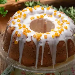Babka cytrynowa na oleju Ewy Wachowicz, udekorowana lukrem i kandyzowaną skórką pomarańczową, prezentuje się apetycznie.
