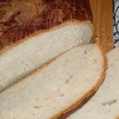 Domowy chleb pieczony w piekarniku, pokrojony w kromki. Idealny przepis na pyszny, pachnący bochenek.