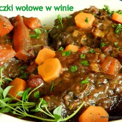 Policzki wołowe w winie, pyszne danie z przepisu Okrasy, z marchewką i ziołami.