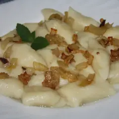 Kopytka z cebulką, jak u babci. Pyszne ciasto na kopytka przepis babci, podane z rumianą cebulką i miętą.