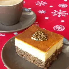 Pyszny seromakowiec z gotowej masy makowej i sera z wiaderka, bez spodu, ozdobiony czekoladową choinką.
