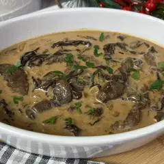 Pyszny sos grzybowy z suszonych grzybów, idealny do wielu dań. Oto prosty przepis na ten aromatyczny dodatek.