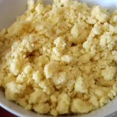 Idealna kruszonka do ciasta, przygotowana ręcznie. Dowiedz się, jak zrobić kruszonkę, która zachwyci każdego!