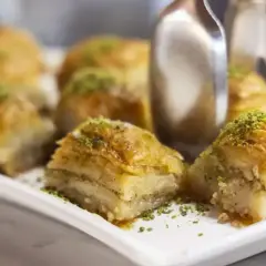 Słodka baklawa z orzechami i pistacjami, idealna na deser. Prosty baklava przepis.