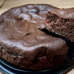 Puszyste, wilgotne ciasto czekoladowe, idealne na klasyczne brownie przepis. Kawałek jest już wyjęty, by zachęcić do spróbowania.