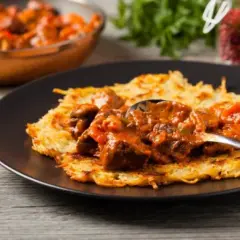 Jaki sos do placków ziemniaczanych? Odkryj najlepsze przepisy i smaki