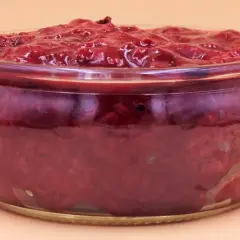Gotowy mus truskawkowy z mrożonych truskawek w szklanym słoiczku. Idealny do deserów, jak zrobić mus truskawkowy z mrożonych truskawek.