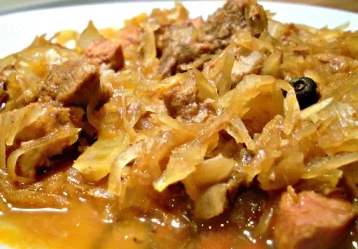 Pyszny bigos, tradycyjne polskie danie. Idealny bigos przepis na obiad.
