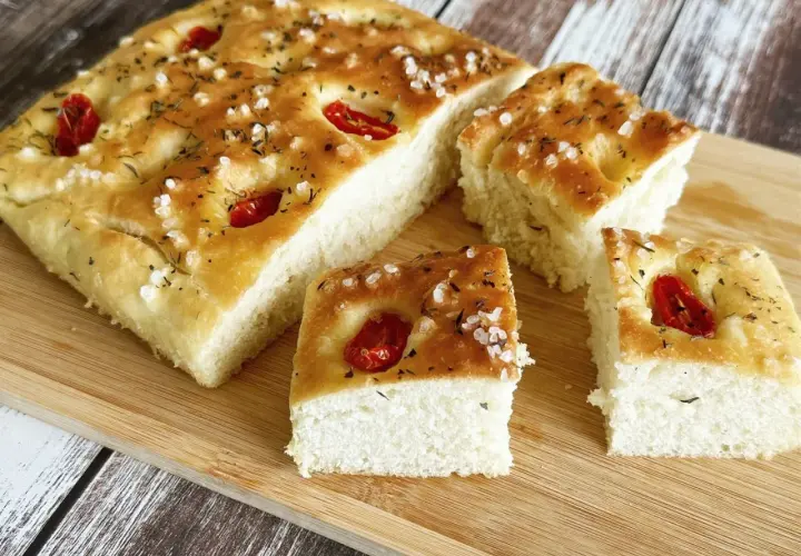 Puszysta focaccia z pomidorkami i solą morską, idealna na szybki przepis.