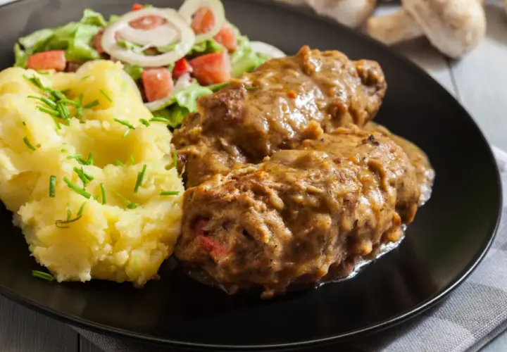Roladki ze schabu z pieczarkami w sosie, podane z purée ziemniaczanym i sałatką. Pyszny obiad!