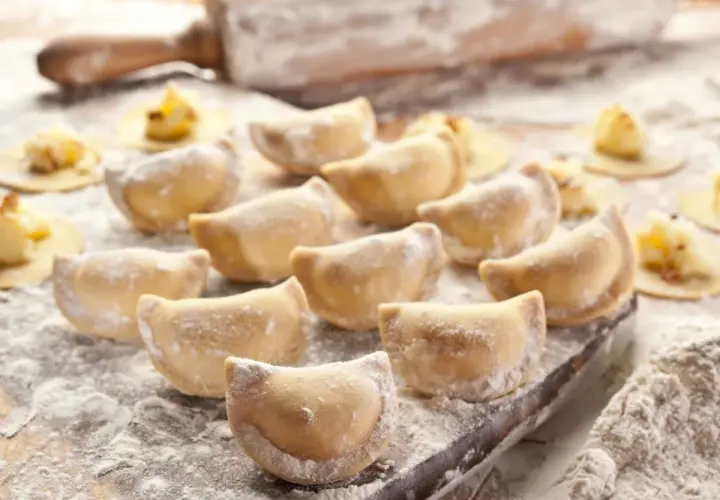 Gotowe do lepienia pierogi, posypane mąką. Zastanawiasz się, jaka mąka na pierogi będzie najlepsza?