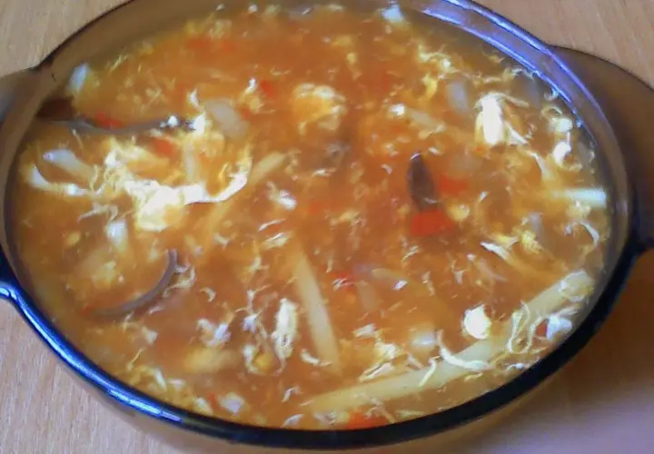 Gorąca zupa po pekińsku, pełna kawałków warzyw i jajka, kusi aromatem.