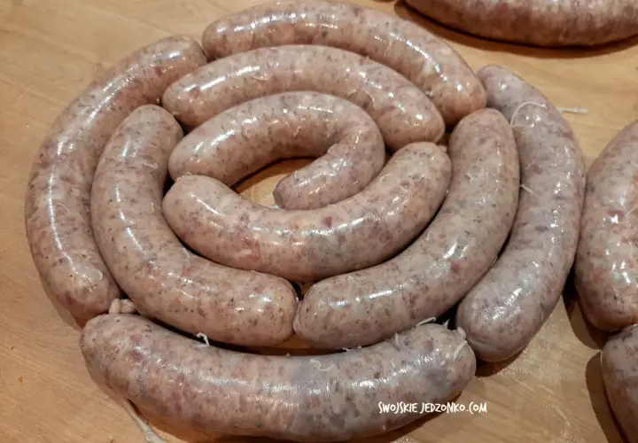 Świeża biała kiełbasa ułożona w okręgu, gotowa na przepis na 3 kg. Idealna na świąteczny stół.