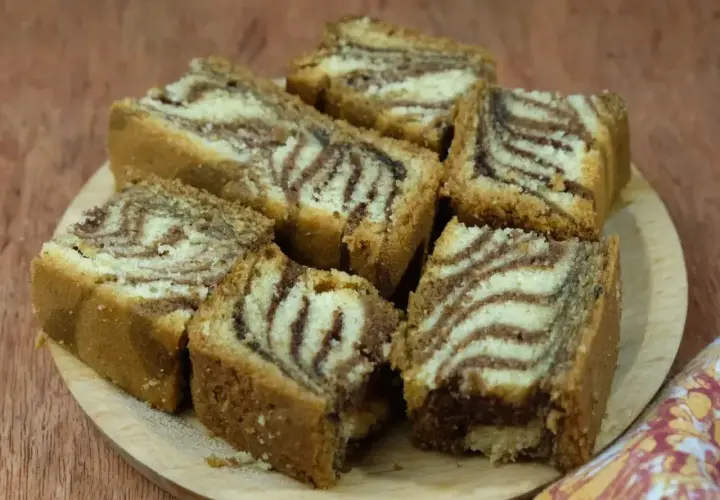 Kawałki ciasta zebra z czekoladowymi i waniliowymi pasami, jak na stary przepis.