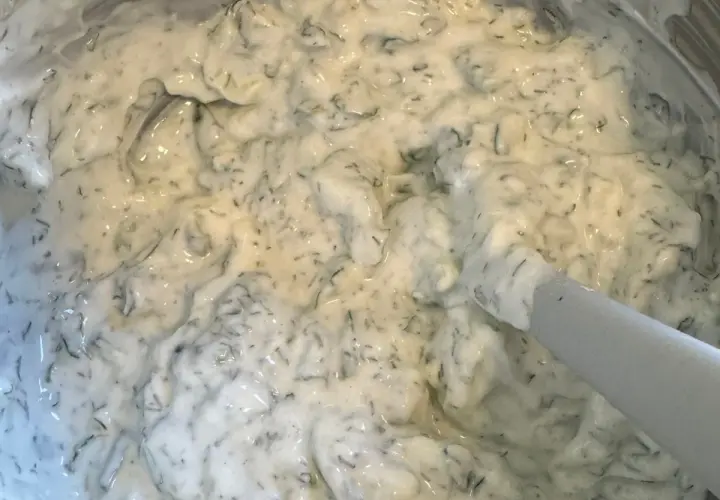 Kremowy sos z koperkiem i ogórkiem, idealny do grillowanych mięs. Tak właśnie wygląda gotowy sos, gdy chcesz wiedzieć, jak zrobić tzatziki.