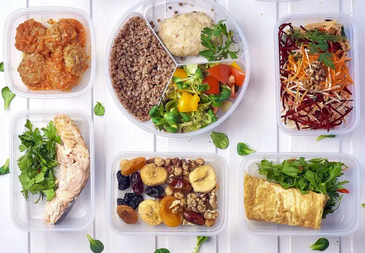 Zdrowe posiłki w pojemnikach: ryba, mięso, kasza, sałatka, omlet, suszone owoce i orzechy. Dieta bezglutenowa, pomocna przy celiakii objawy.