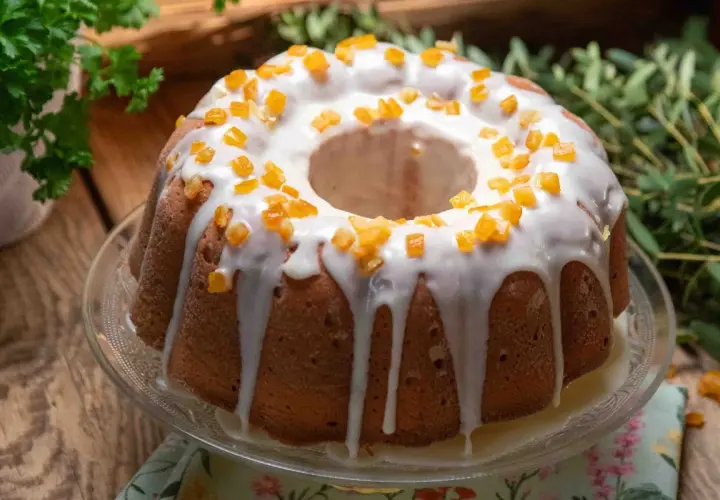 Babka cytrynowa na oleju Ewy Wachowicz, udekorowana lukrem i kandyzowaną skórką pomarańczową, prezentuje się apetycznie.