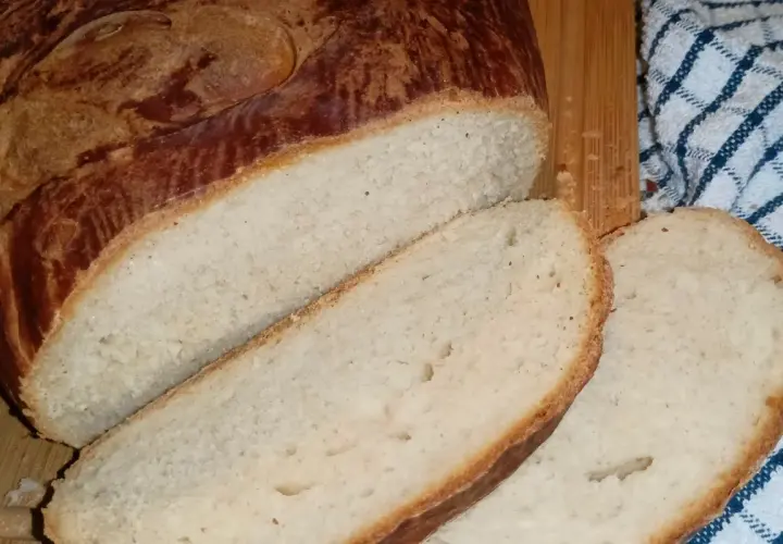 Domowy chleb pieczony w piekarniku, pokrojony w kromki. Idealny przepis na pyszny, pachnący bochenek.
