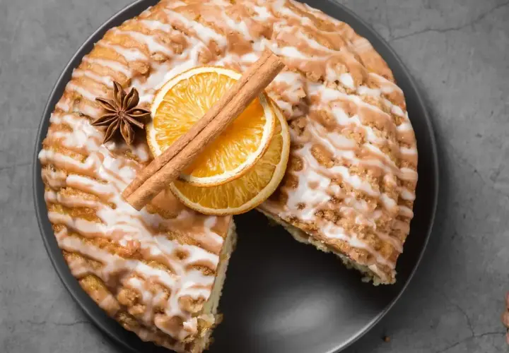 Pyszne ciasto cynamonowe z lukrem, pomarańczą i anyżem. Idealne na jesienne popołudnie.