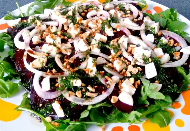 Carpaccio z buraka z fetą, orzechami i sosem. Aromatyczna przystawka, która zachwyca smakiem i wyglądem.