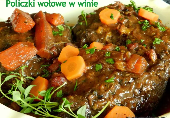 Policzki wołowe w winie, pyszne danie z przepisu Okrasy, z marchewką i ziołami.