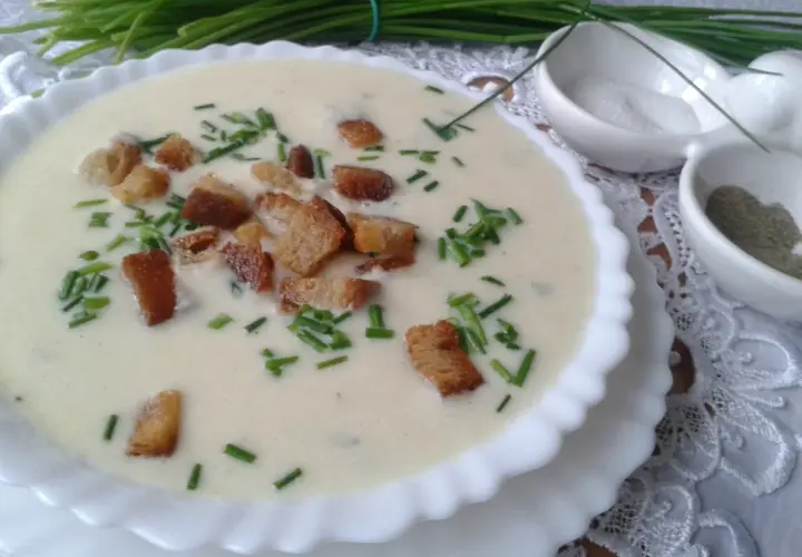 Kremowa, najlepsza zupa porowa z grzankami i szczypiorkiem. Idealna na chłodne dni.