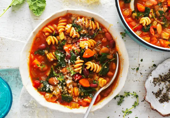 Zupa minestrone oryginalny przepis: bogactwo warzyw, fasoli i makaronu w aromatycznym bulionie. Idealna na chłodne dni.