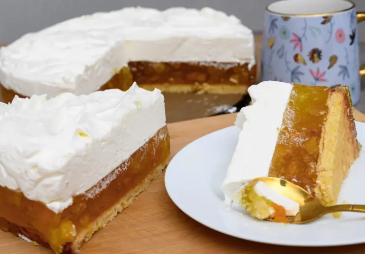 Puszysty krem śmietankowy do tortu bez mascarpone, z warstwą owocowej galaretki i biszkoptem. Idealny deser.