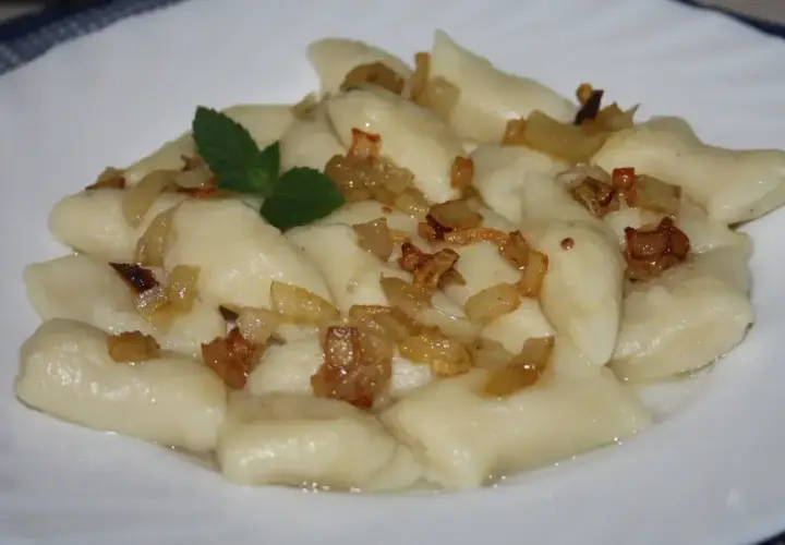 Kopytka z cebulką, jak u babci. Pyszne ciasto na kopytka przepis babci, podane z rumianą cebulką i miętą.