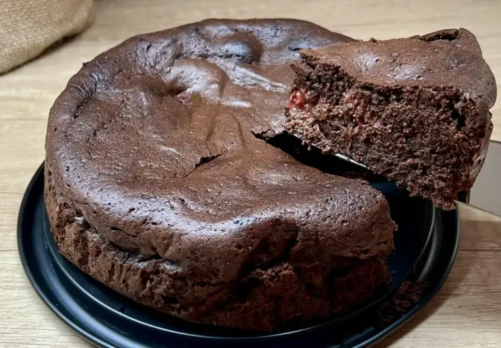 Puszyste, wilgotne ciasto czekoladowe, idealne na klasyczne brownie przepis. Kawałek jest już wyjęty, by zachęcić do spróbowania.