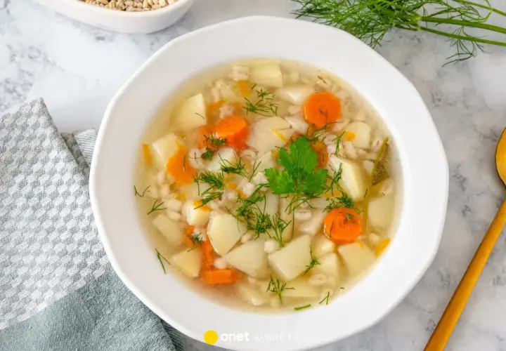 Aromaticzna, tradycyjna zupa jarzynowa z ziemniakami, marchewką i kaszą jęczmienną, udekorowana koperkiem.