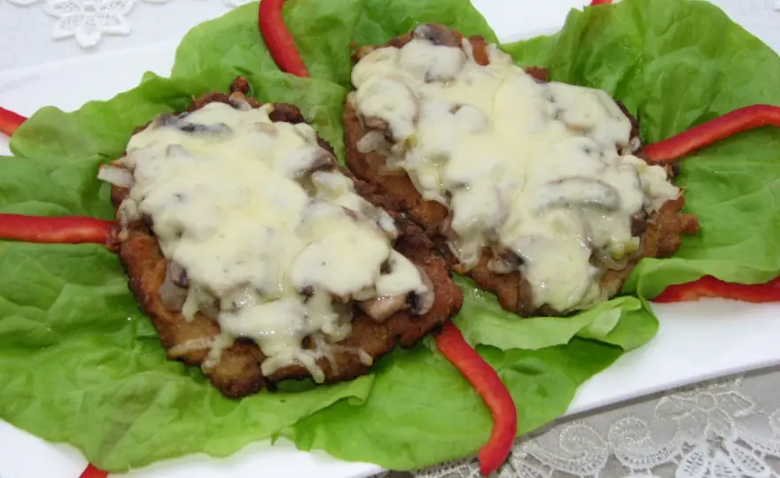 Schab po kowalsku - idealny kotlet z pieczarkami i serem