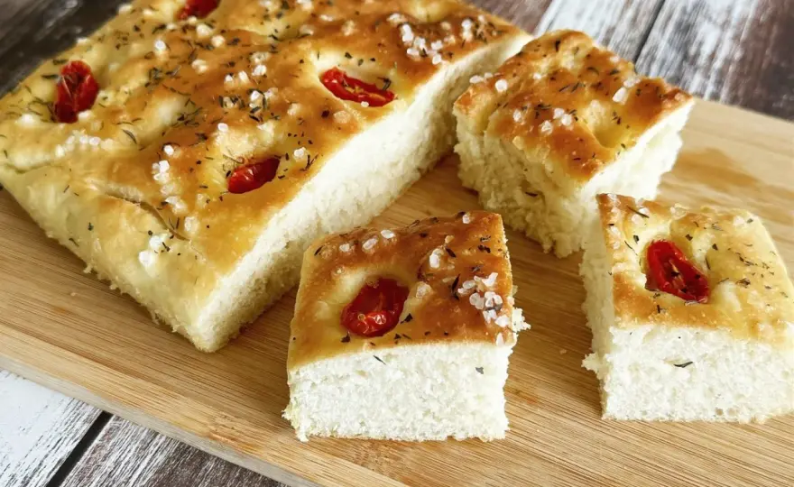 Focaccia idealna - przepis na puszyste ciasto i chrupiącą skórkę
