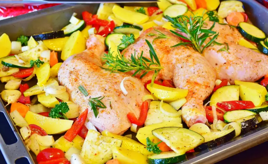 Pieczone udka z kurczaka z warzywami - idealny obiad?