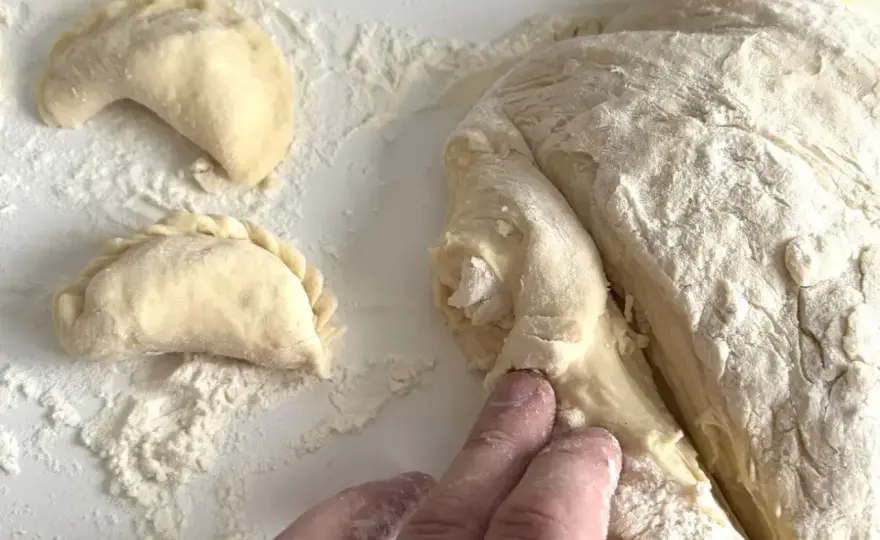 Jak gotować pierogi? Idealne ciasto, bez pękania!