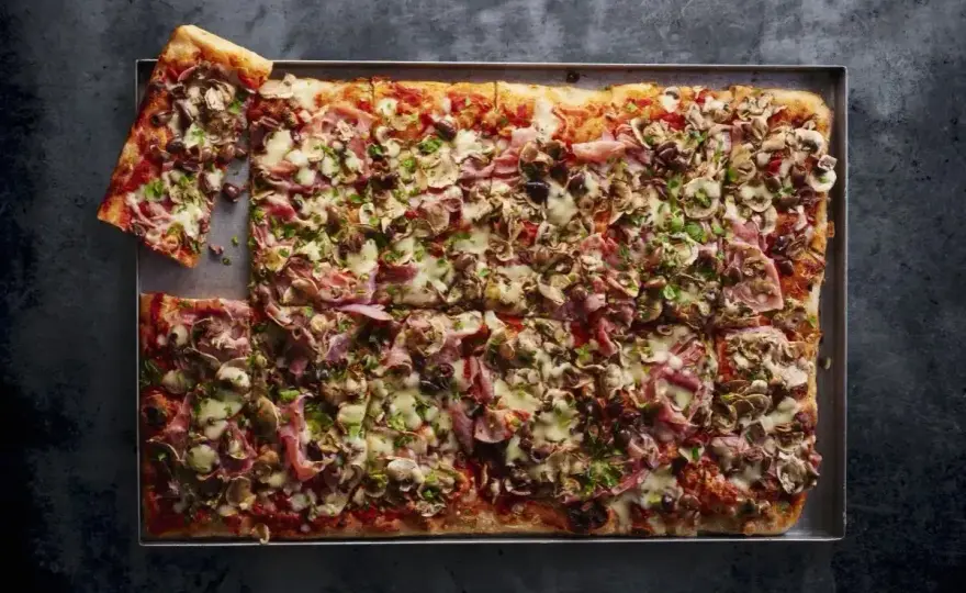 Pizza na blasze ze świeżych drożdży - Przepis idealny!