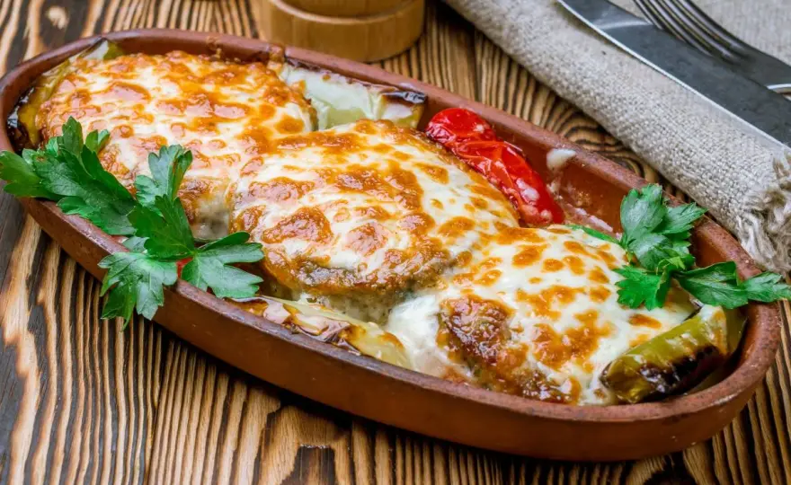 Kotlet po góralsku - przepis na soczysty schab z serem i boczkiem