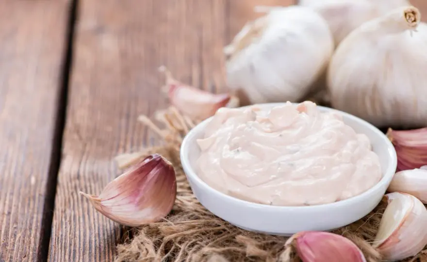 Sos aioli - jak zrobić idealny? Przepis i błędy do uniknięcia